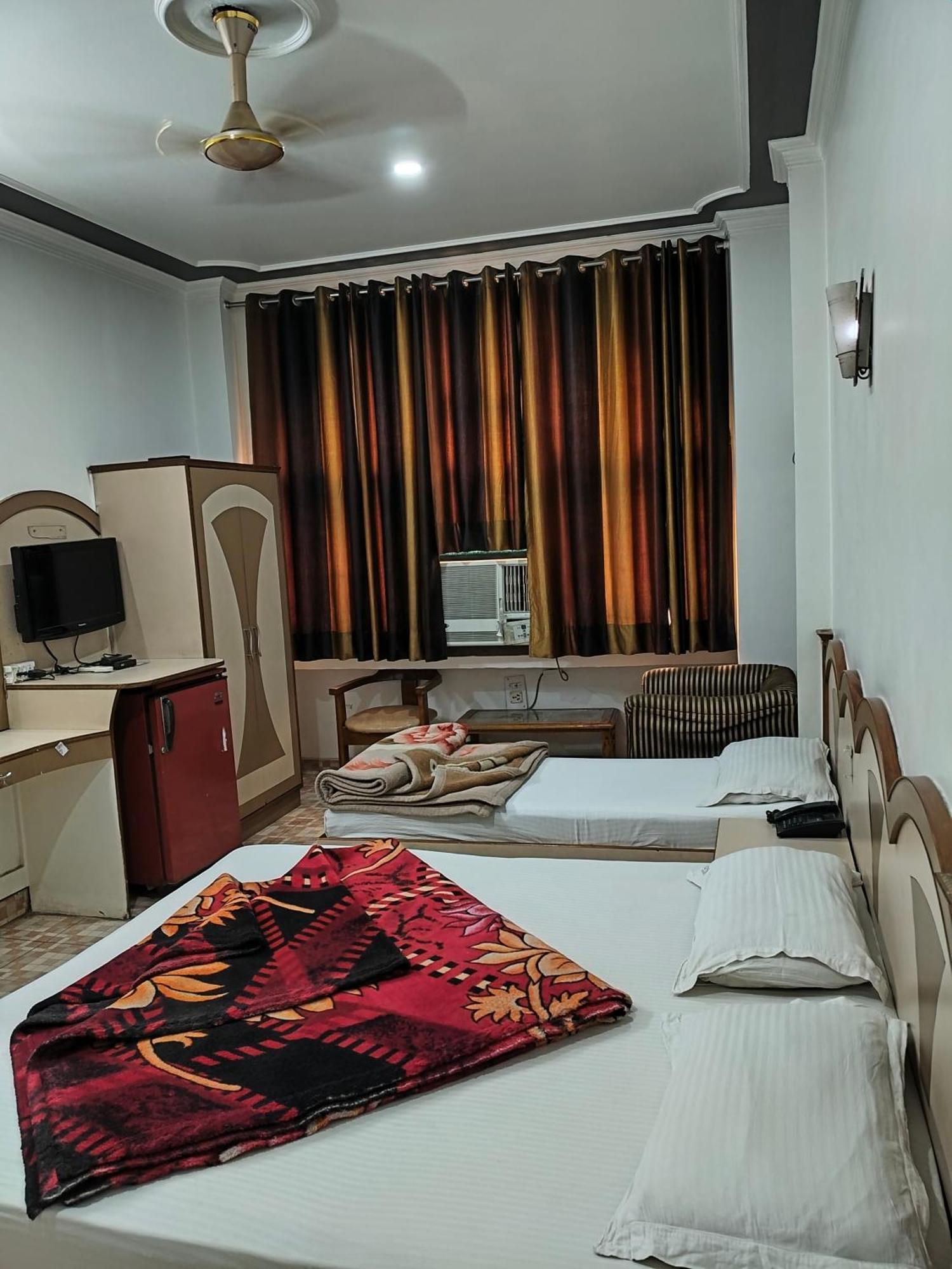 Hotel Yatri International Új-Delhi Kültér fotó