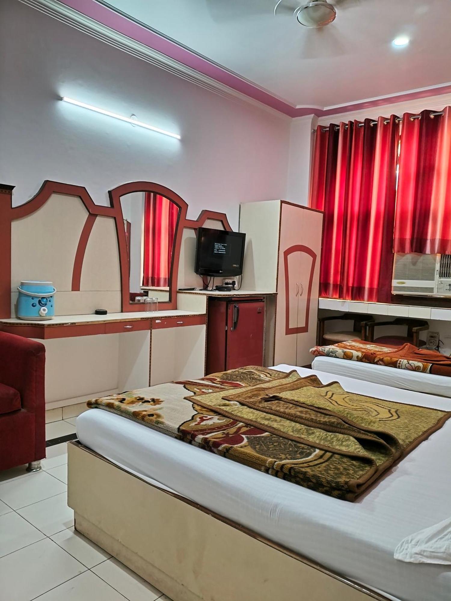Hotel Yatri International Új-Delhi Kültér fotó