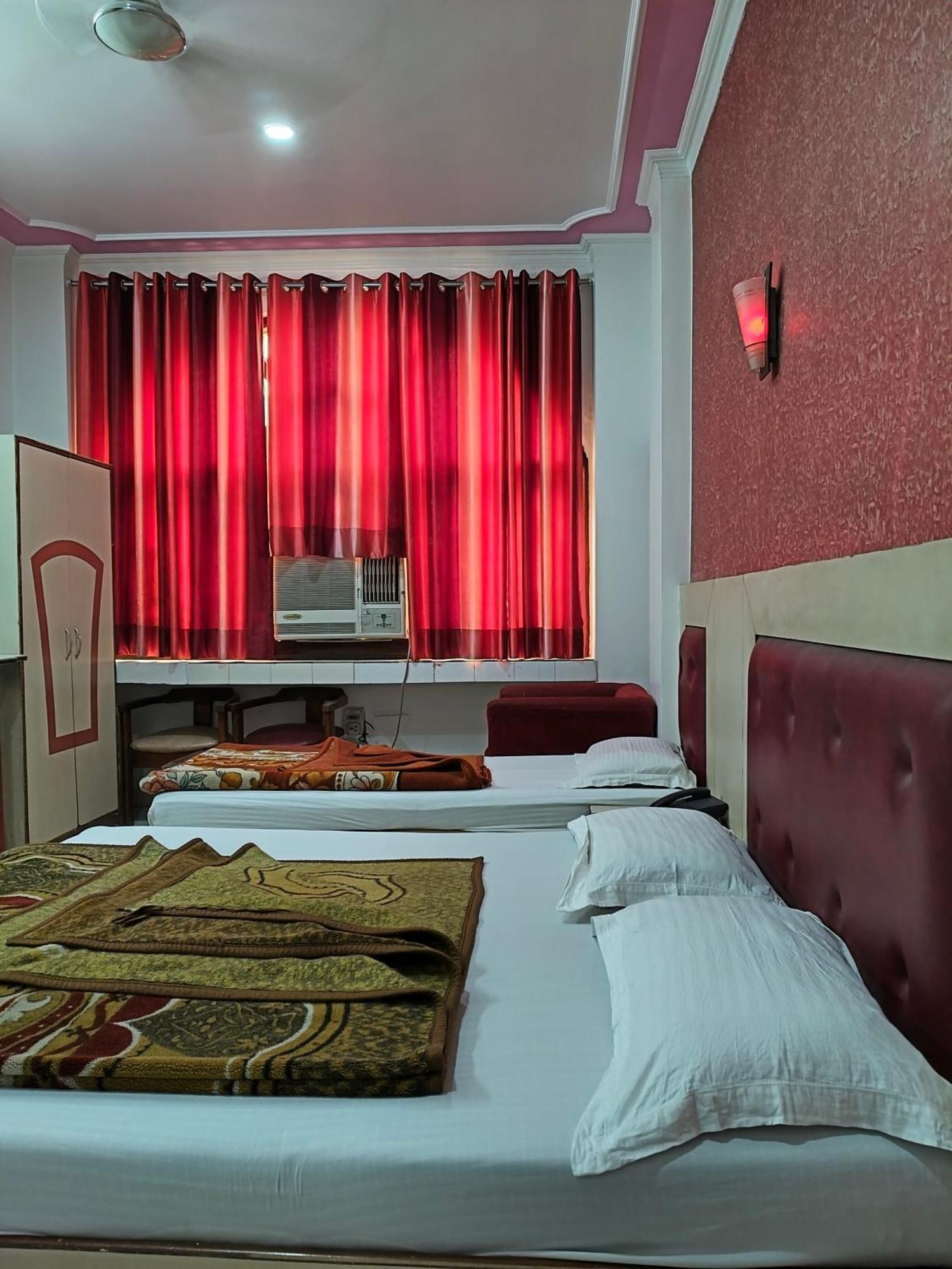 Hotel Yatri International Új-Delhi Szoba fotó