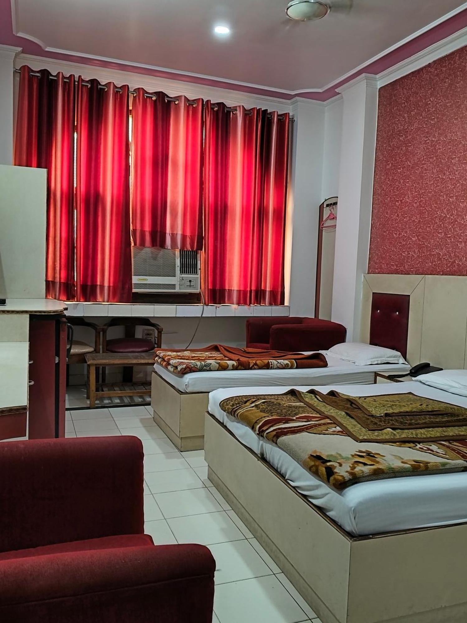 Hotel Yatri International Új-Delhi Kültér fotó