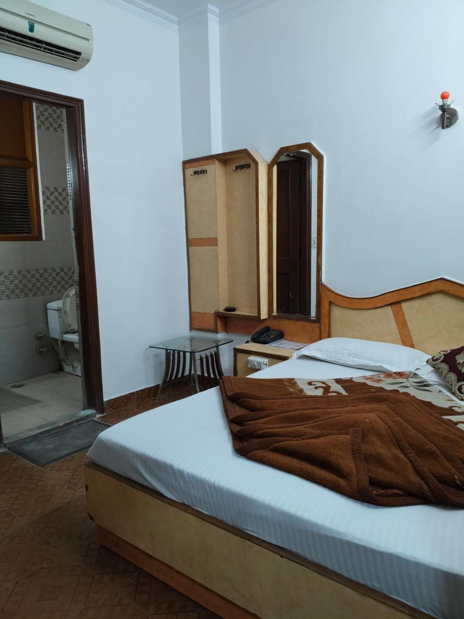 Hotel Yatri International Új-Delhi Szoba fotó