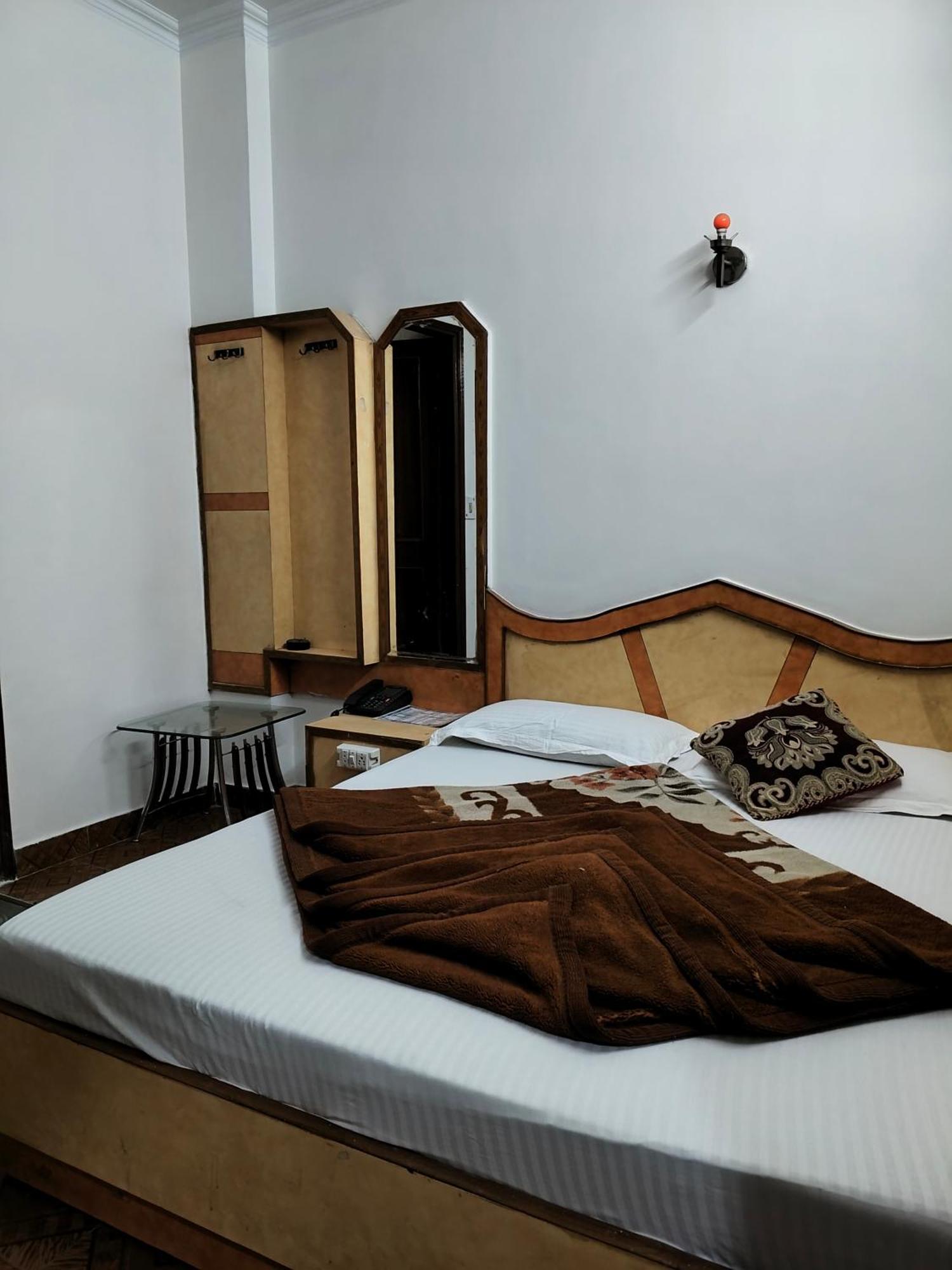 Hotel Yatri International Új-Delhi Szoba fotó