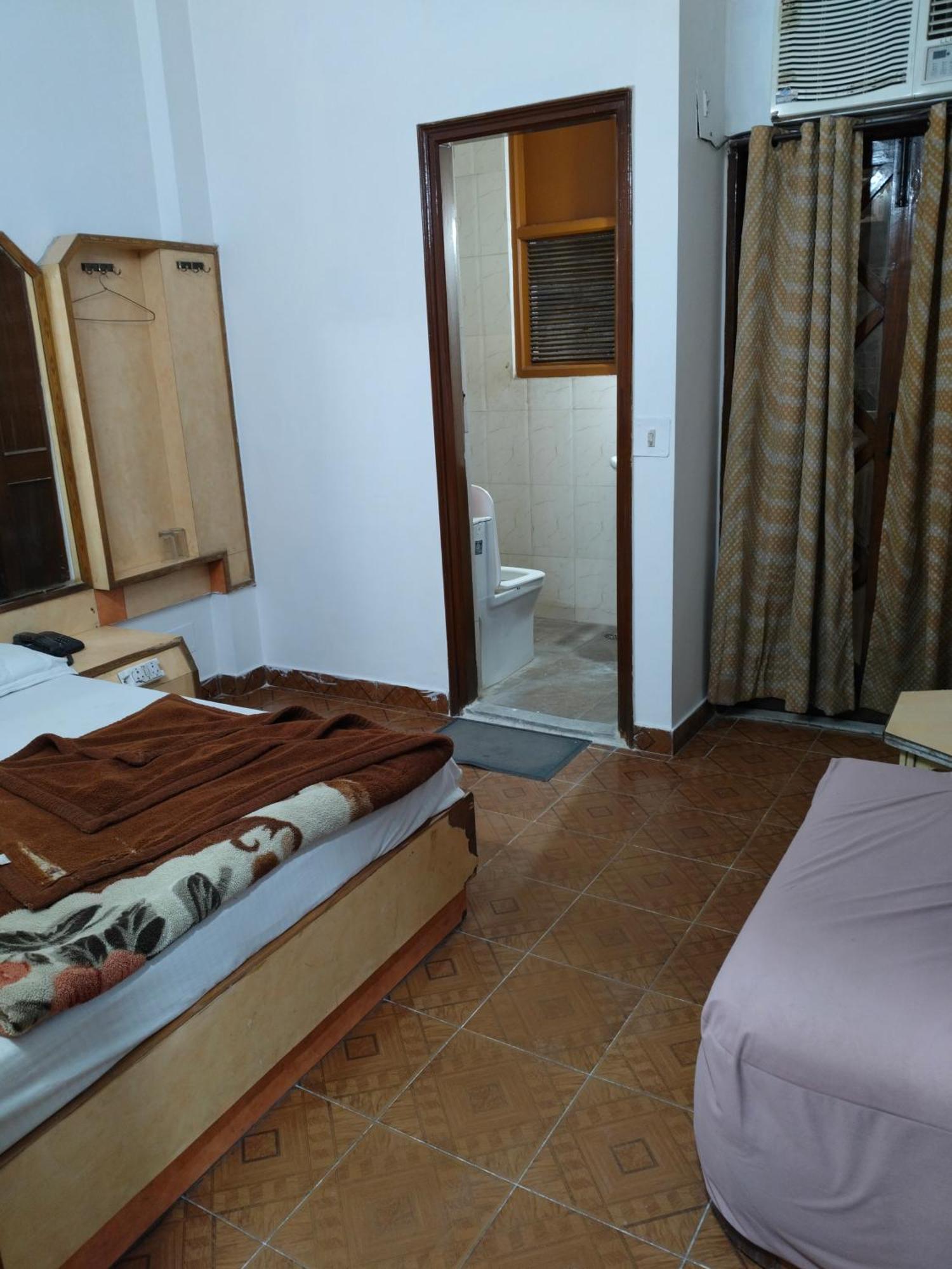 Hotel Yatri International Új-Delhi Szoba fotó