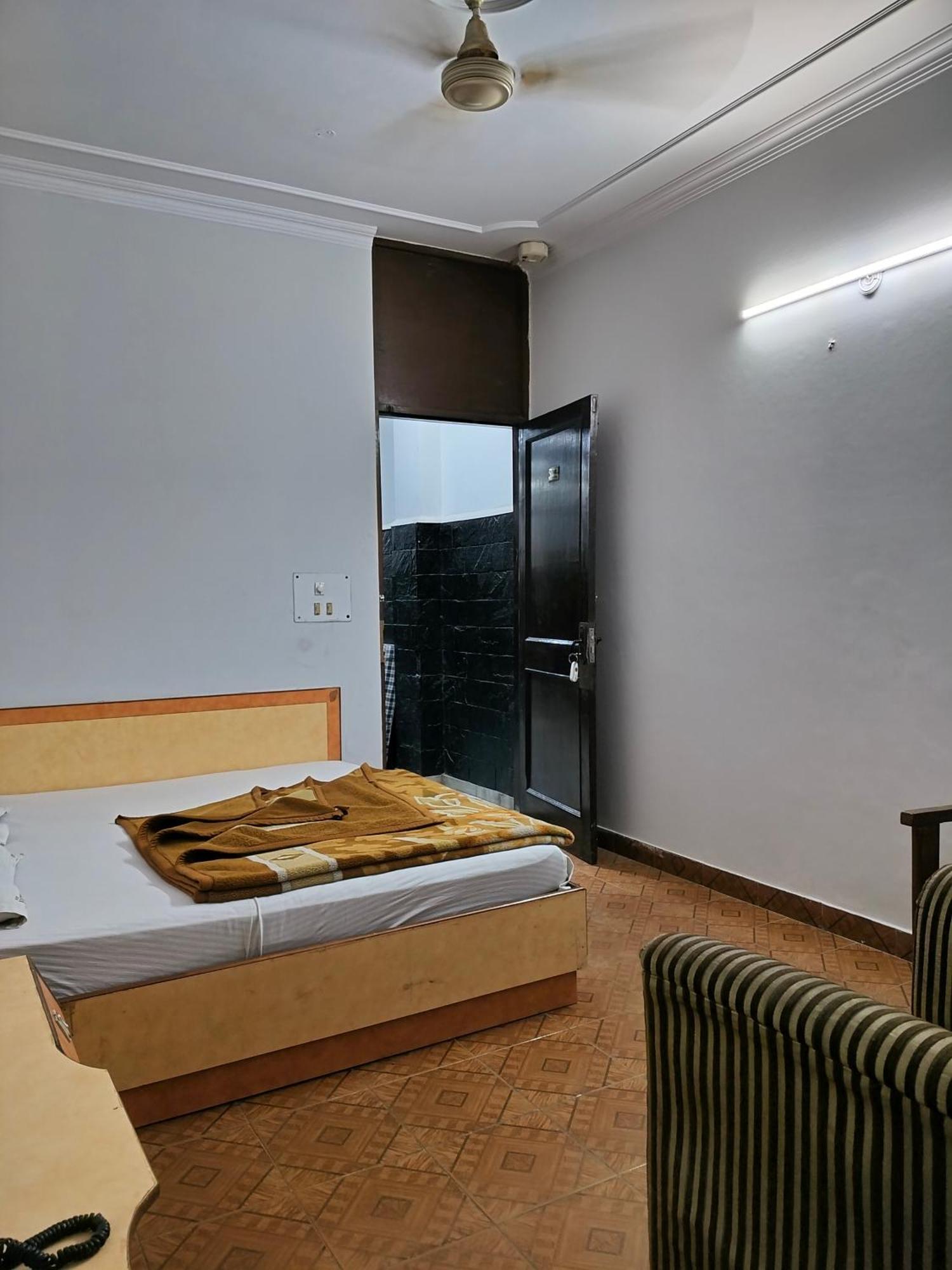 Hotel Yatri International Új-Delhi Szoba fotó