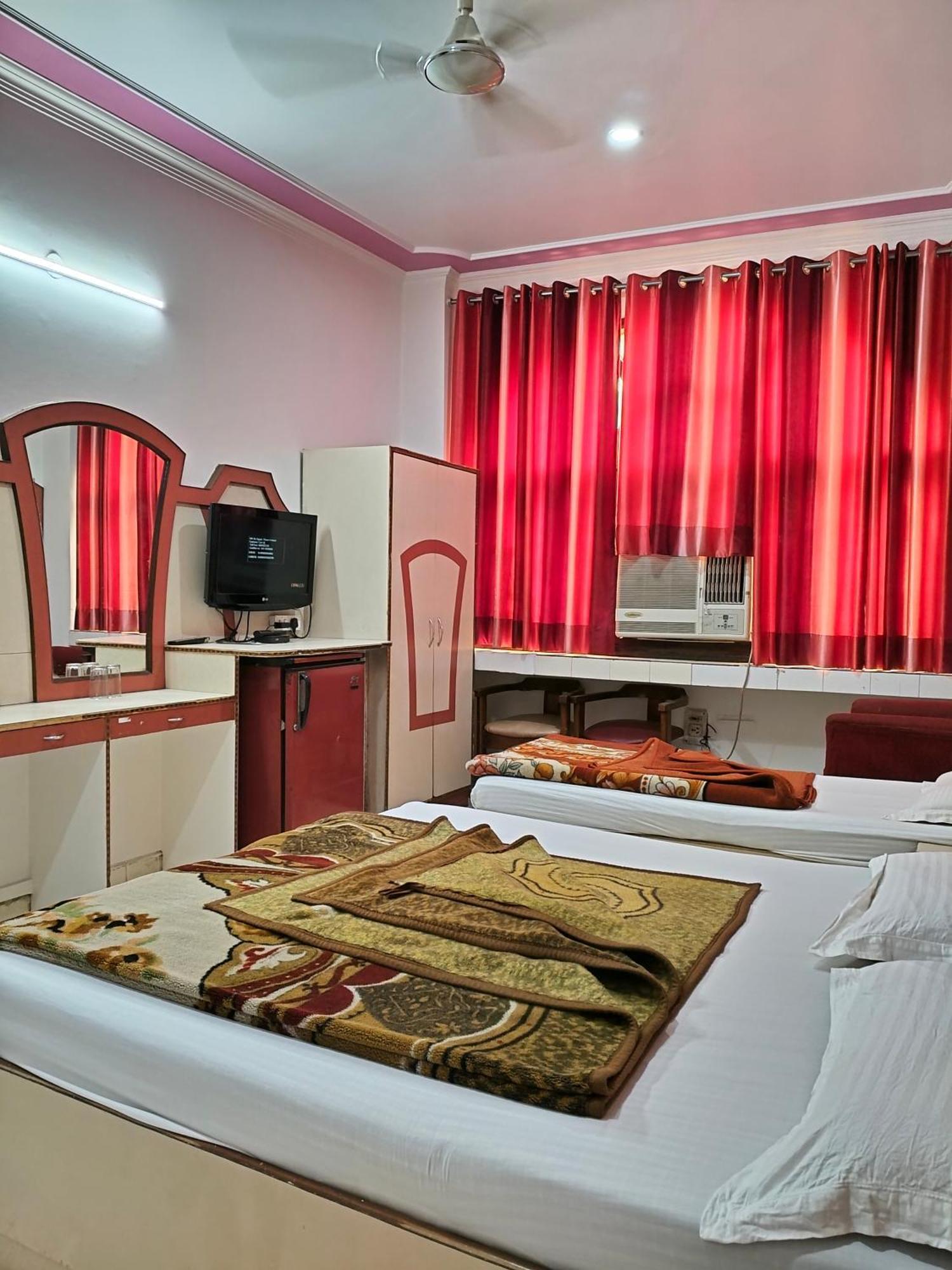 Hotel Yatri International Új-Delhi Szoba fotó