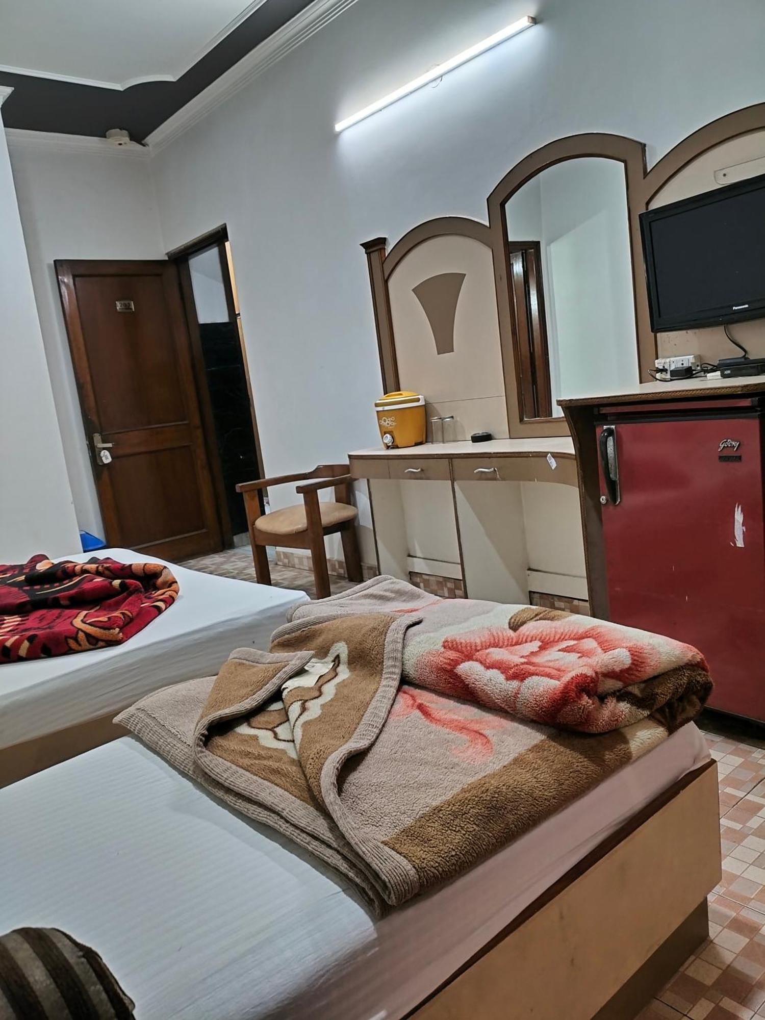 Hotel Yatri International Új-Delhi Szoba fotó