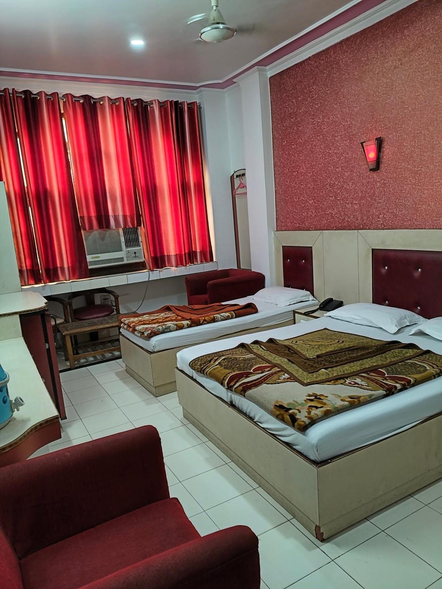 Hotel Yatri International Új-Delhi Szoba fotó