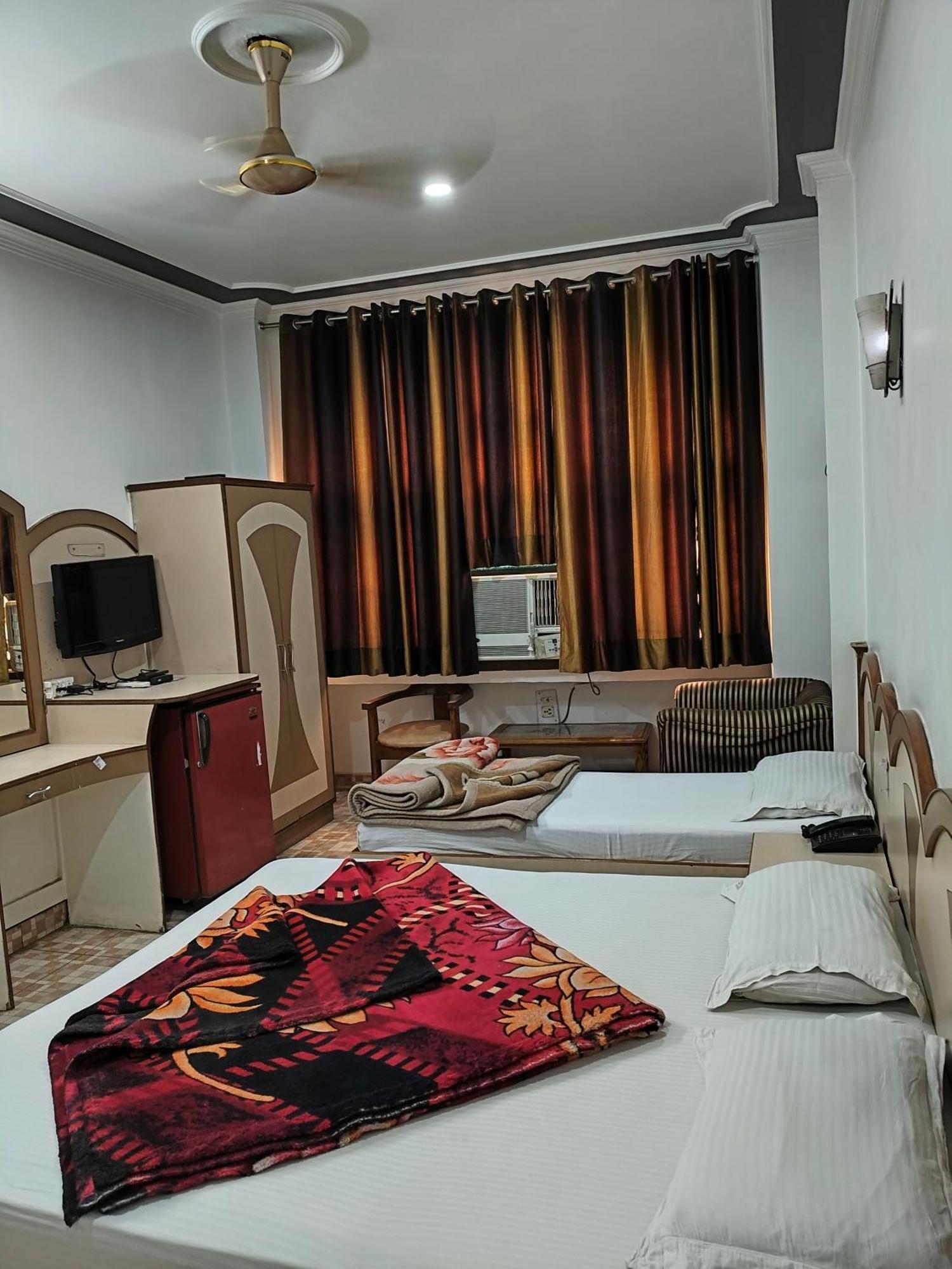 Hotel Yatri International Új-Delhi Kültér fotó
