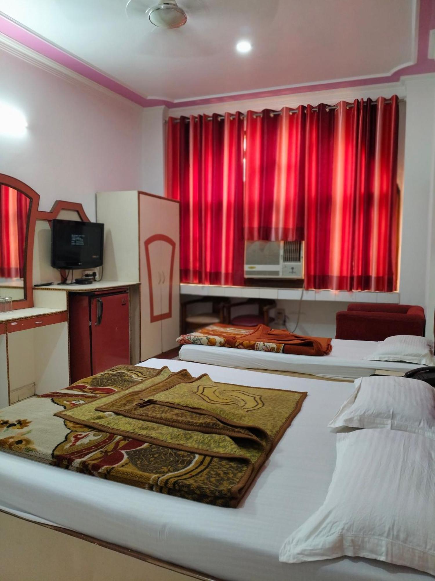 Hotel Yatri International Új-Delhi Szoba fotó