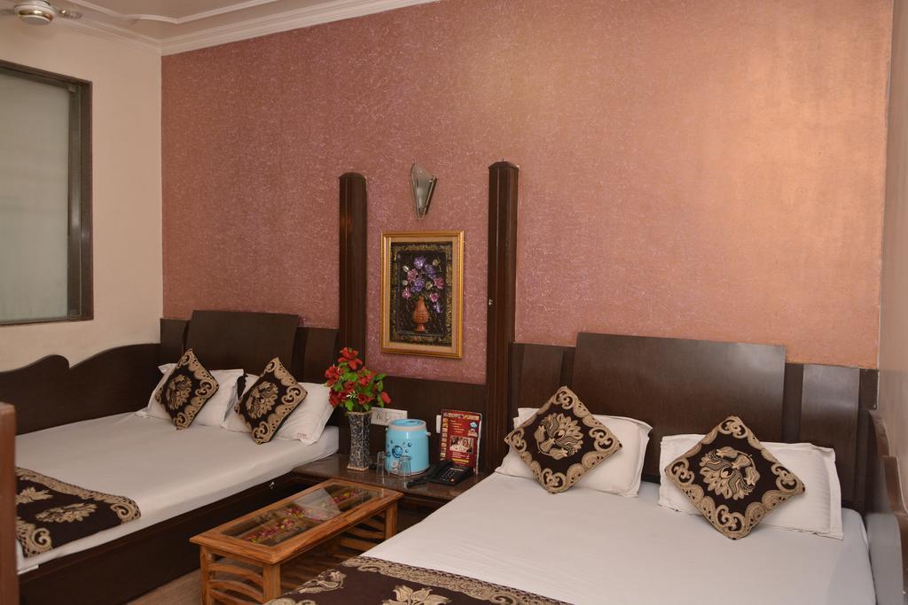 Hotel Yatri International Új-Delhi Kültér fotó
