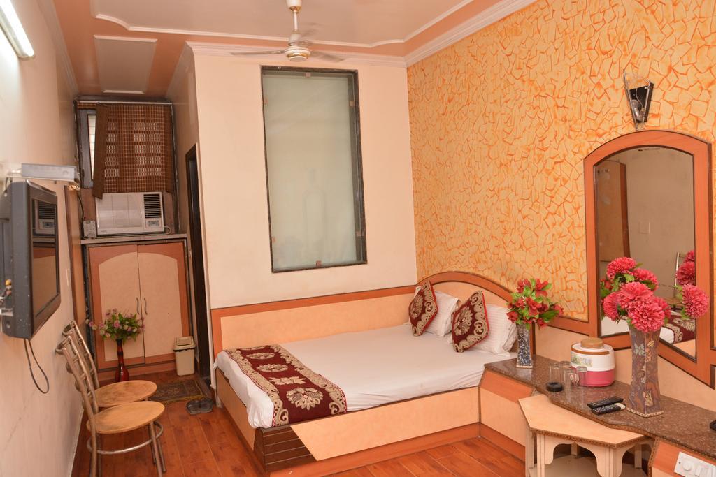 Hotel Yatri International Új-Delhi Kültér fotó