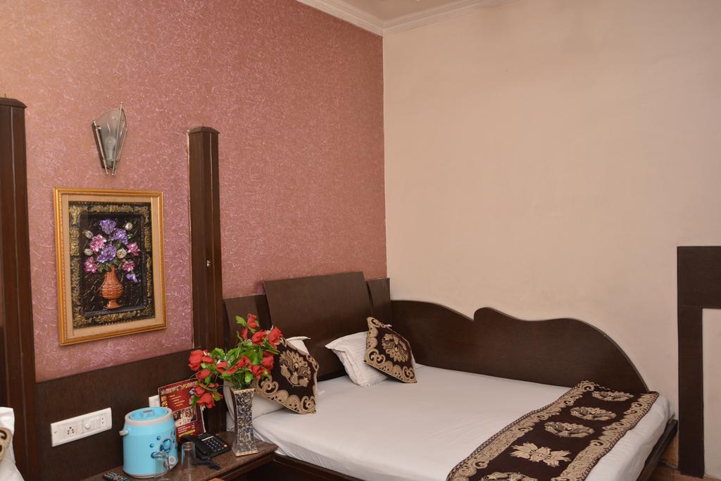 Hotel Yatri International Új-Delhi Kültér fotó