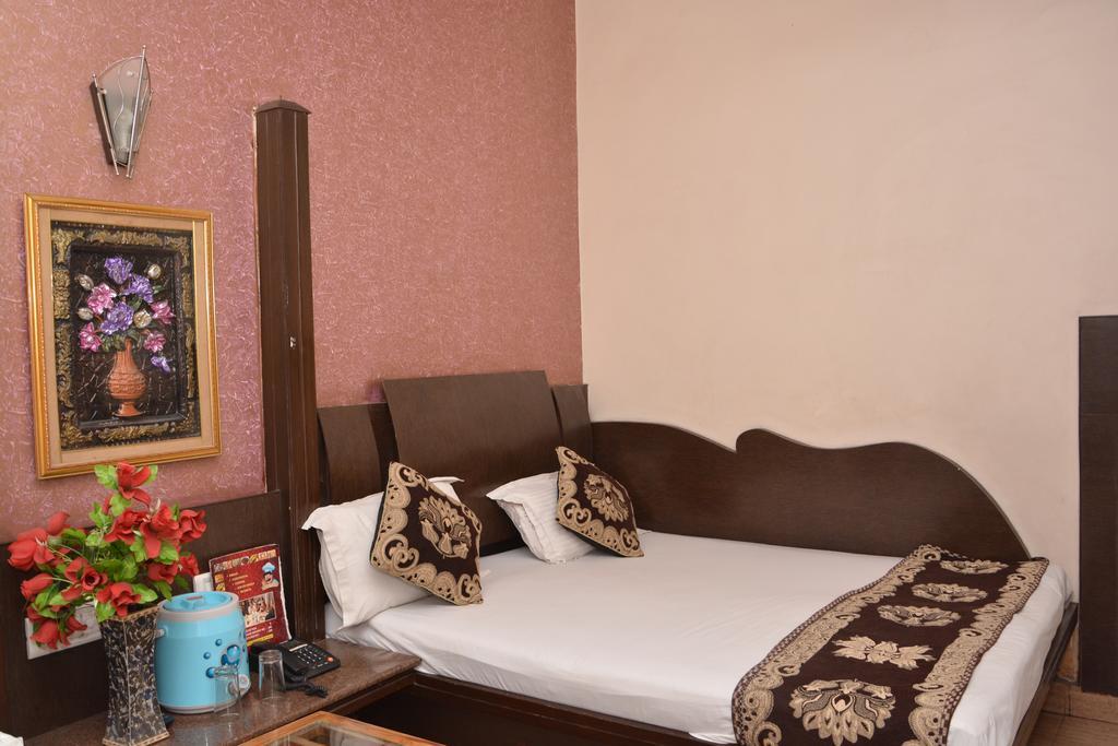 Hotel Yatri International Új-Delhi Kültér fotó