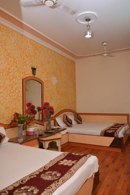 Hotel Yatri International Új-Delhi Kültér fotó